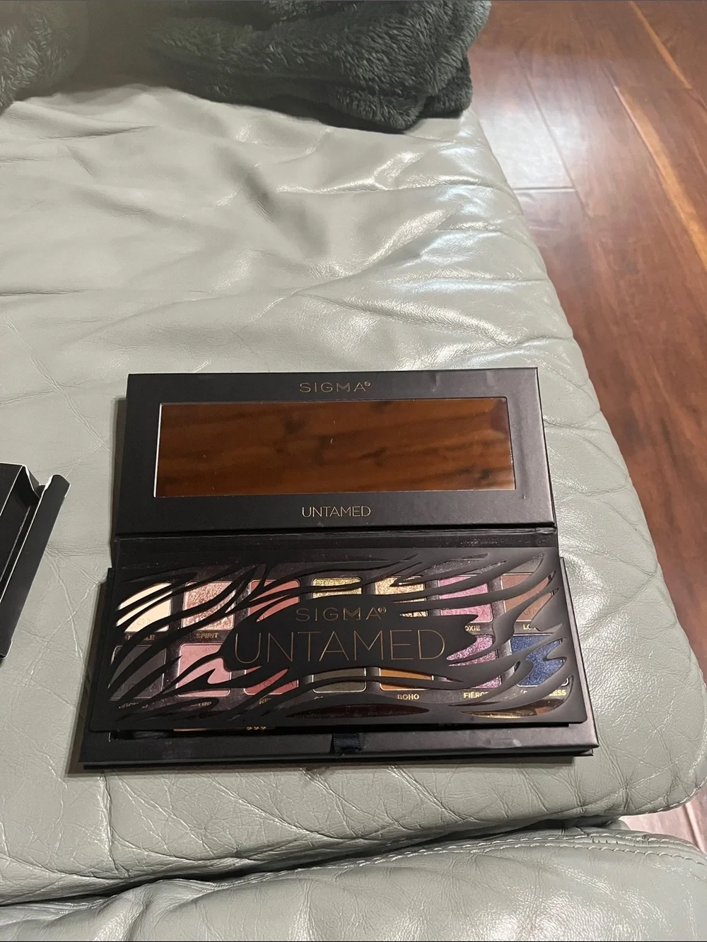 Sigma Untamed Eyeshadow Palette - Black with Gold Logo